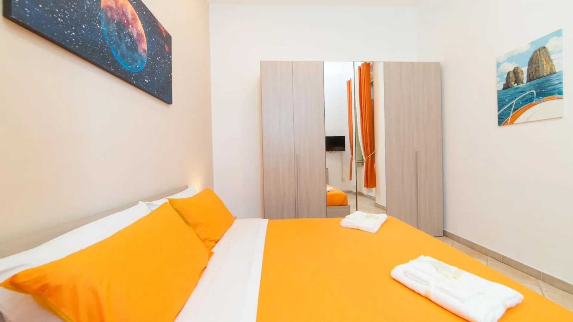 B&B In Naples City Center - Vacation Apartment Near The Train Station & Top Naples Attractions