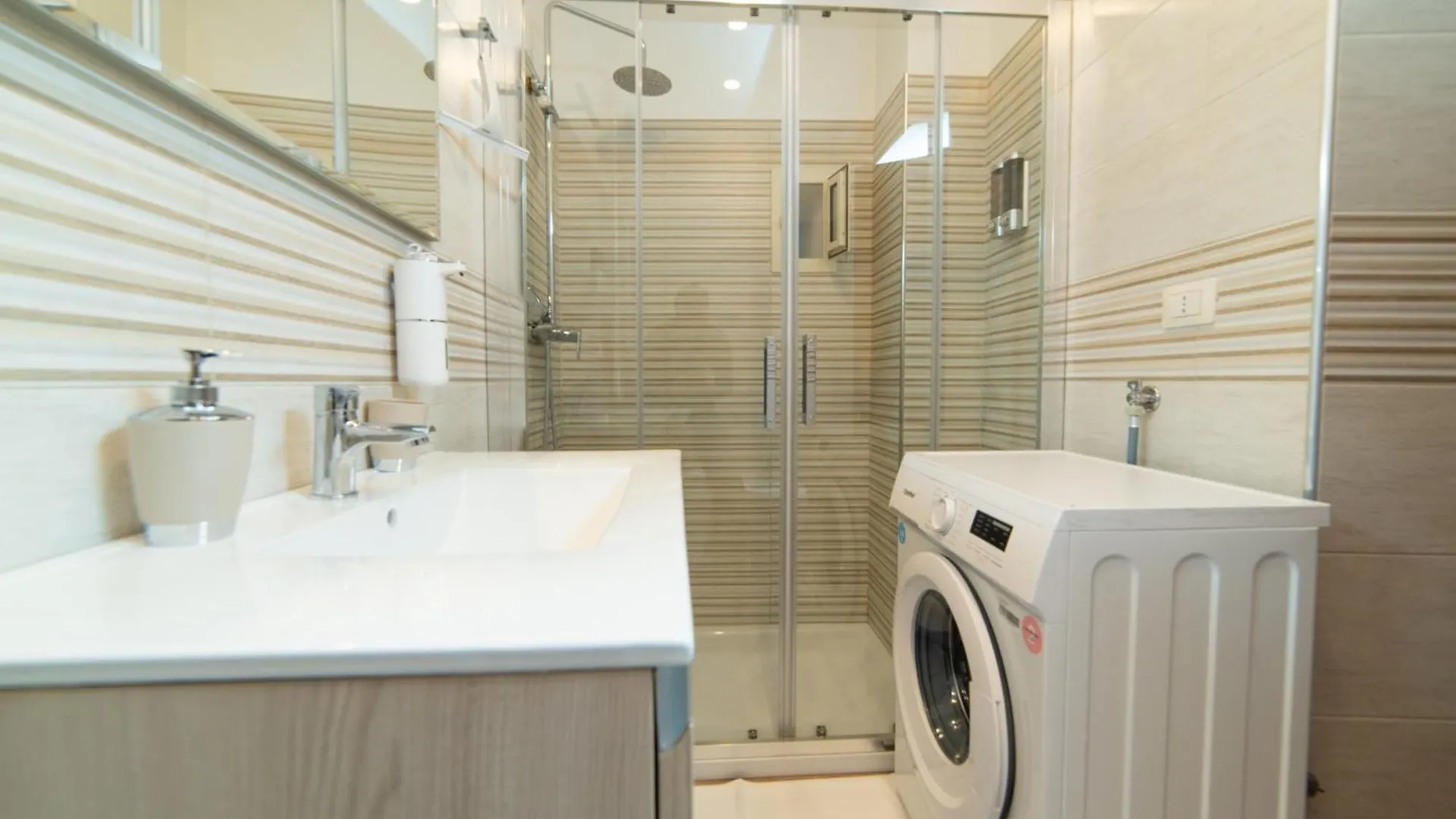 B&B In Naples City Center - Vacation Apartment Near The Train Station & Top Naples Attractions